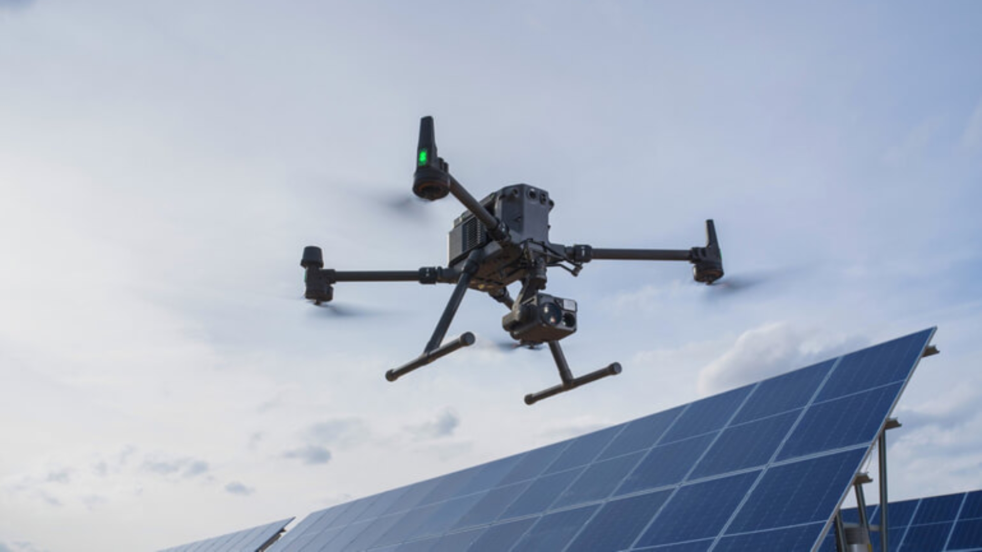 Dron inspeccionando paneles solares