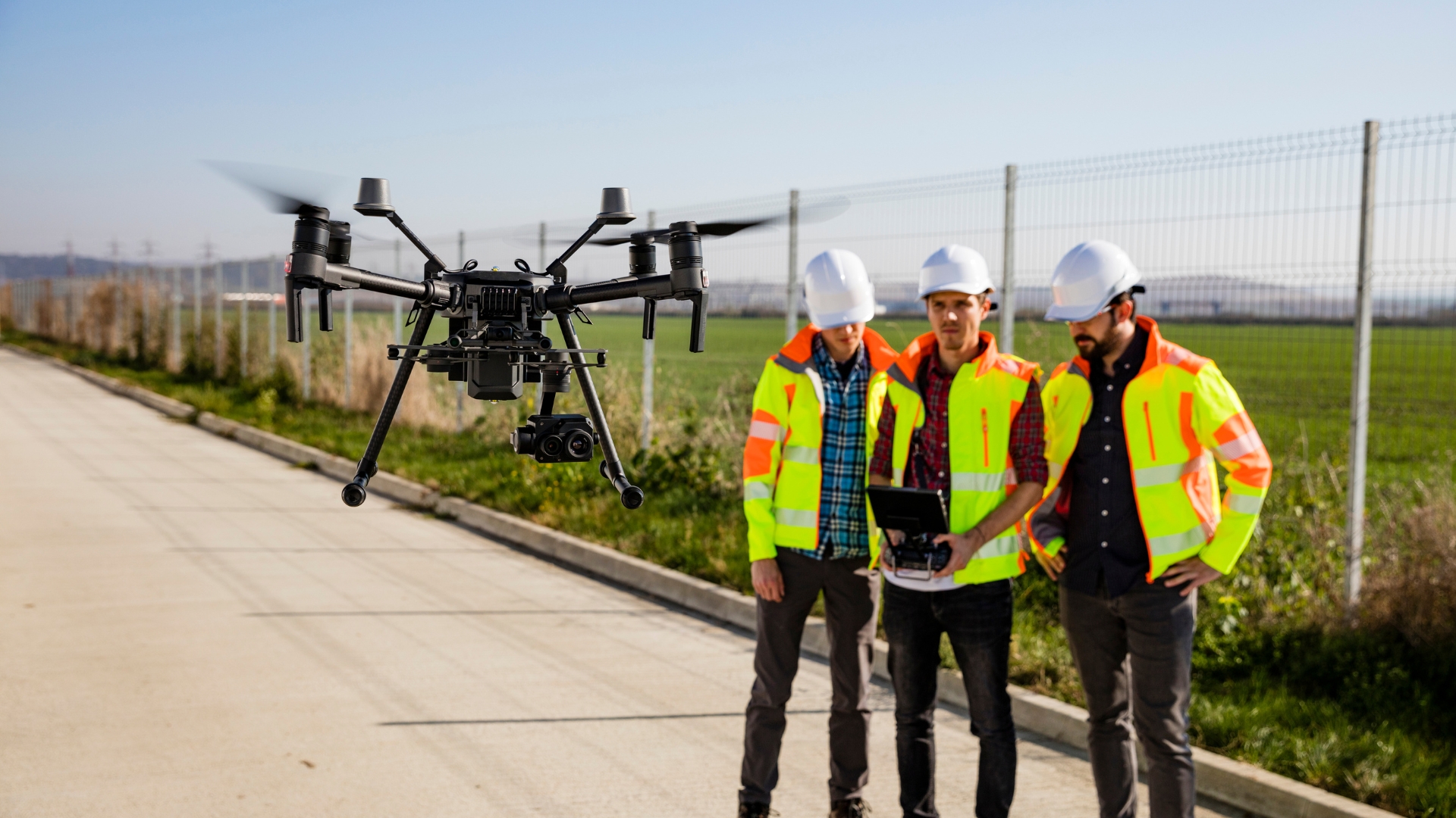 Equipo técnico operando un dron en campo